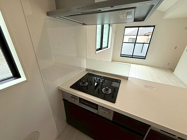 【◆ガスコンロ】お料理作りが捗る3口ガスコンロになります。ガラストップを採用する事でお掃除も楽々可能になります。