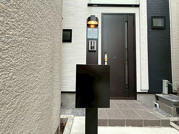 【◆宅配BOX】留守中の荷物の受渡しがスムーズになる宅配BOX付きです。大切な荷物はダイヤルロックでしっかり保管出来ます。