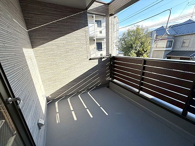 【◆ワイドバルコニー】南向きのワイドバルコニーになります。洗濯物干しは勿論の事、様々なシーンでご活用いただける広さを確保しております。