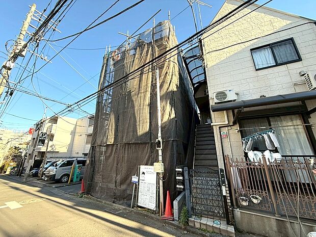 【◆外観】隣地のお家と視線が合わない様に窓の大きさや配置もしっかり考えて設計されたお家になります。