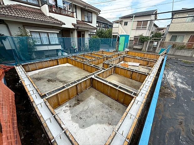 【◆現地】隣地との圧迫感を感じる事なく快適にお過ごしいただけます。視線が合わない様に窓の配置や大きさもしっかり考えられております。ベタ基礎で耐震性もしっかりしております。