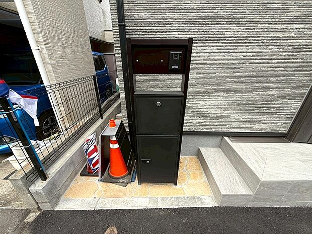【◆宅配BOX】お家の外には大型宅配BOXが設置されております。あったらいいな♪の設備は嬉しいPOINTだと思います。