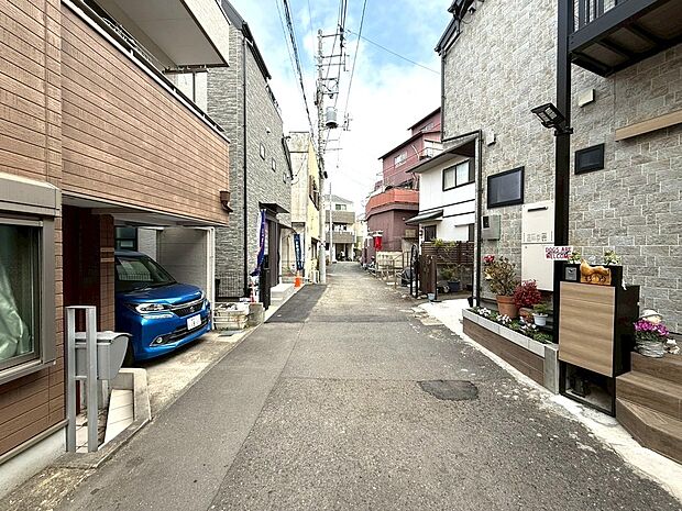 【◆前面道路】前面道路は車両通行も少なく、とても静かです。小さなお子様やご高齢の方々にもご安心いただける道路になります。