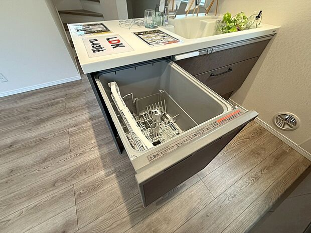 【◆食洗機】パワフルな洗浄力が頑固な油汚れをしっかり洗い流してくれます。節水&ECO機能を搭載した先進の食洗機です。