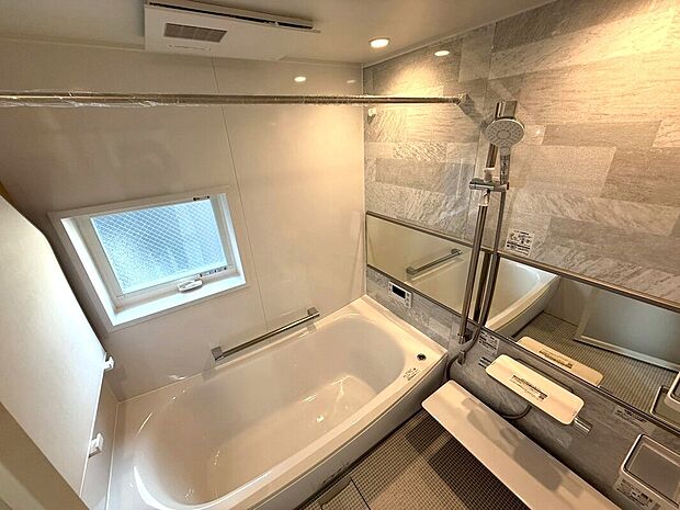 【◆バスルーム】一日の疲れを癒すバスルームです。いつでも温かいお湯に浸かっていただけるよう、追炊き機能がございます。また、雨の日や花粉の時期のお洗濯に最適な浴室換気乾燥機能もございます。