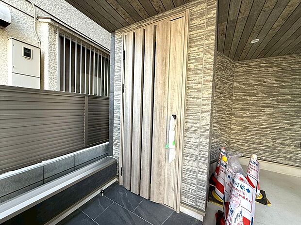 【◆玄関】「住まい」というプライベートな空間へ誘う導入部分。美しい表情に拘った高級感のあるデザインに仕上げました。