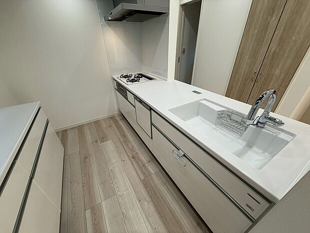 【◆キッチン】機能充実のシステムキッチンです。浄水器一体型水栓に3口グリルコンロ、食洗器と充実しておりママの家事をサポート致します。