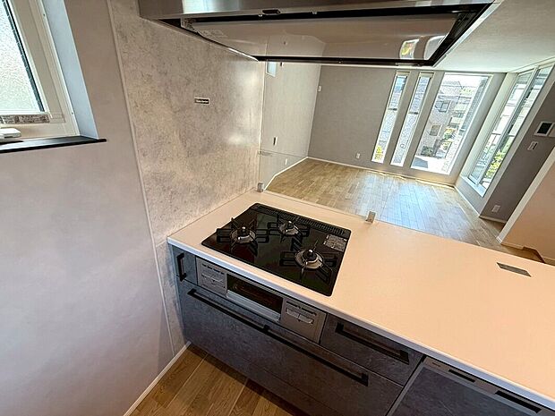 【◆ガスコンロ】お料理作りが捗る3口ガスコンロになります。熱や傷に強いトップを採用しており、お掃除がとても便利になります。