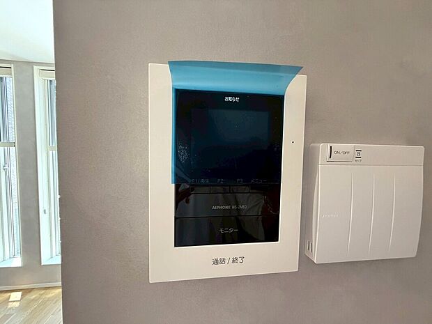 【◆インターホン】来訪者をしっかり確認出来るパノラマワイド画面になります。見たい所を拡大出来る広角レンズを搭載、留守中も安心な録画機能付きです。