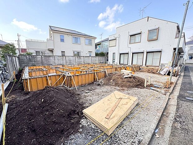 【◆現地 (現況写真)】伸びやかな青空から降り注ぐ温かい陽光がサンサンと降り注ぎます。陽当たりが良く全室明るく心地良い空間を演出したお家です。