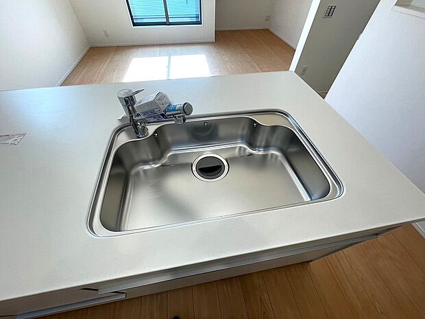 【◆シンク】食器洗いがとても便利になるシンクになります。水ハネ音も静かになる静音シンクを採用、浄水器内蔵型水栓が搭載されております。