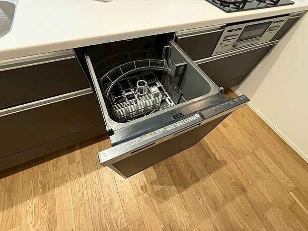 【◆食洗機】高温洗浄で油汚れをスッキリ落とし、乾燥機能付きで、衛生的に食器を保管できます。パワフルな洗浄力で、頑固な汚れもしっかり落とします。