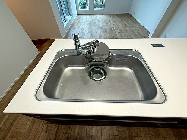 【◆シンク】広々としたシンクは、洗い物がしやすく、大きなお鍋やフライパンもスムーズに洗えるゆとりのある設計です。調理から片付けまで動線がスムーズで、日々の家事効率がグッと高まります。