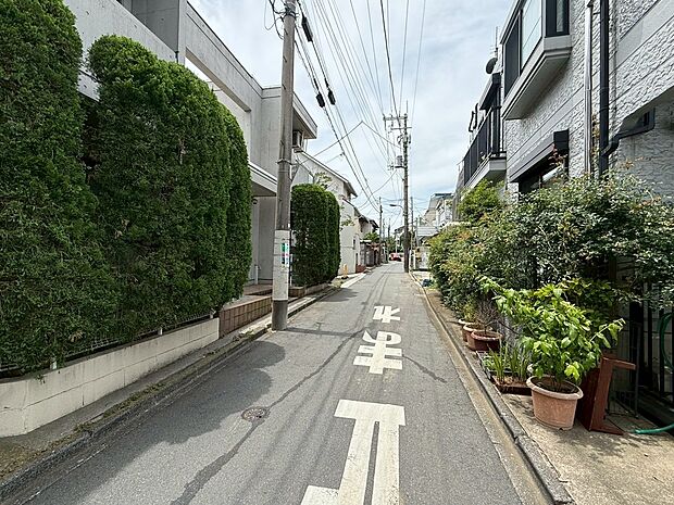 【◆前面道路】前面道路は車通りも少ないためお子様の送り迎えの際も安心して送り迎えしていただけます。