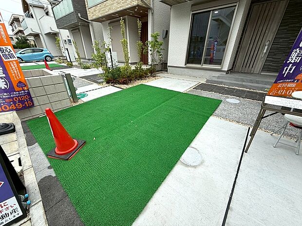 【◆カースペース】お車が一台停められる駐車場となっております。お子様の遊び場としてもご活用いただけるスペースとなっております。
