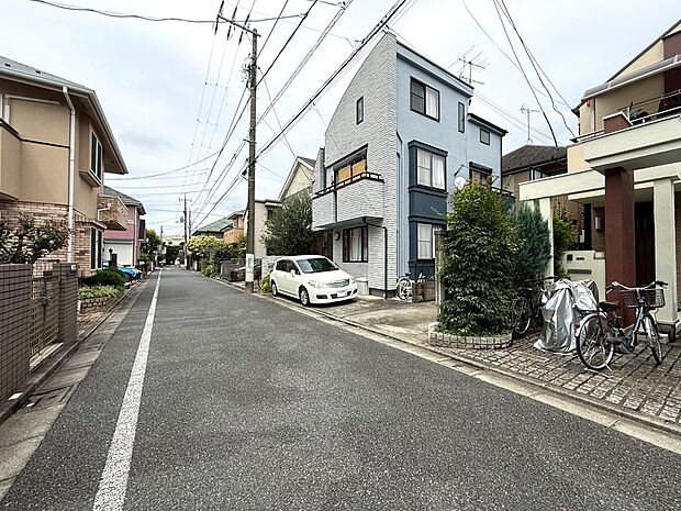 【◆前面道路】車通りも少ないため、お子様の通学の際も安心して送り出していただけます。また、お車の出し入れもストレスを感じる事なくスムーズに出来るのも嬉しいPOINTです。