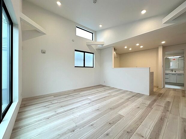【◆LDK】同仕様施工例写真です。光が差し込み、明るさと心地よさが生まれるナチュラルなリビングダイニングです。開放感と優雅なライフスタイルを演出してくれます。
