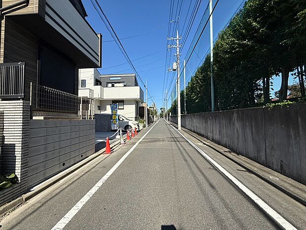 【◆現地】前面道路幅は約5.5ｍ、明るく伸びやかな印象です。見通しも良く、車の往来も少ないので、静かにお過ごしいただける住環境です。