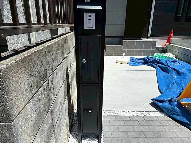 【◆ポスト】同仕様施工例写真です。毎日の郵便物やお届け物の受け取りをスムーズにサポートします。非対面での荷物の受け取りが可能なため、プライバシー保護とスマートな暮らしを叶えます。