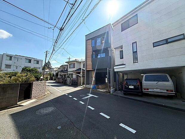 【◆現地】北側約5.4mの全面道路に面しております。道路幅にゆとりがあり、車での移動や日々の外出にも配慮された立地です。