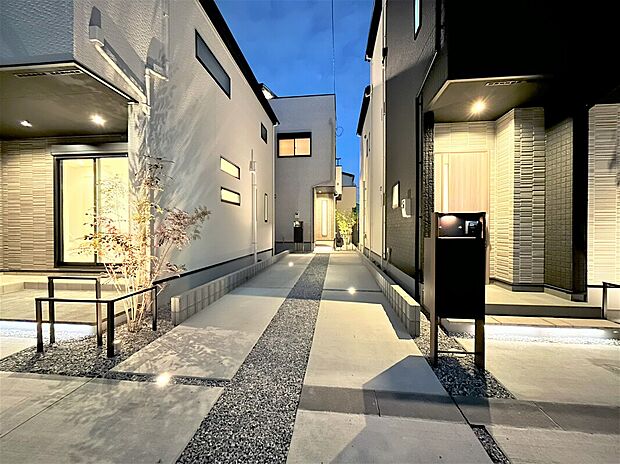 ～ルシェール川口市芝II～
現地夜間　玄関前アプローチ写真