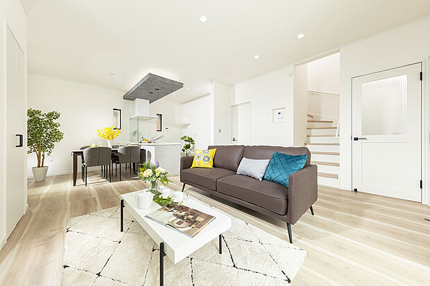 ～モデルハウス写真～
LDKは広々と使える最大20帖超。大きなダイニングテーブルとソファ、テーブルを置いてもゆったりお使いできます♪