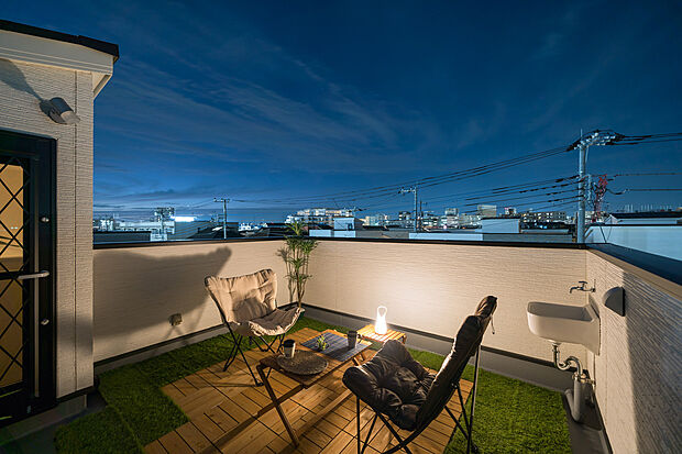 ~ルシェール与野本町~
モデルハウス写真
家族だけの【空のリビング】
スカイバルコニー
心地よい秋の夜風を感じながら、1日の終わりにほっと一息つける時間を過ごしてみませんか?