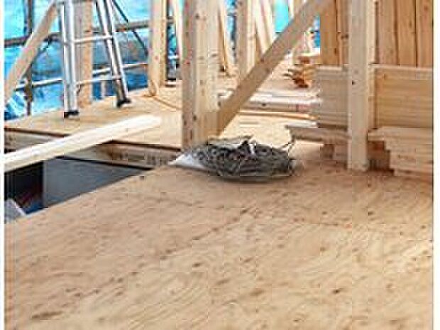 【床】構造用合板を直接梁に留めることで、床・梁・柱を一体化させます。建物の水平剛床を飛躍的に高め、横揺れやねじれを抑えます。