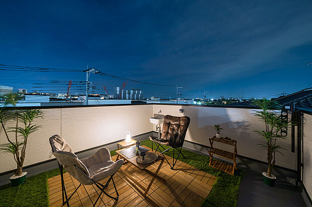 【屋上バルコニーの過ごし方（１）】【仲間との語らい！ＢＢＱプラン】
天気の良い日は気の合う仲間とマイホームの屋上バルコニーでＢＢＱ♪
食べなら、飲みながら、語り合う楽しい時間を過ごせます◎