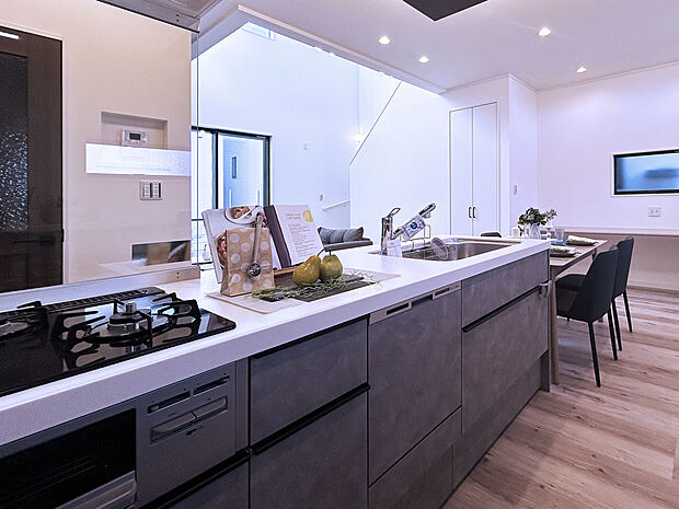 【リクシル　ES】料理も洗い物も広々出来るシンクや調理後のお掃除をラクにしたコンロなど、一人ひとりのこだわりに応えてくれるキッチンです。
清潔感のあるホワイト系の人造大理石カウンター、食器洗い乾燥機、キッチンキャビネットなど、当社オリジナルセットで提案いたします。