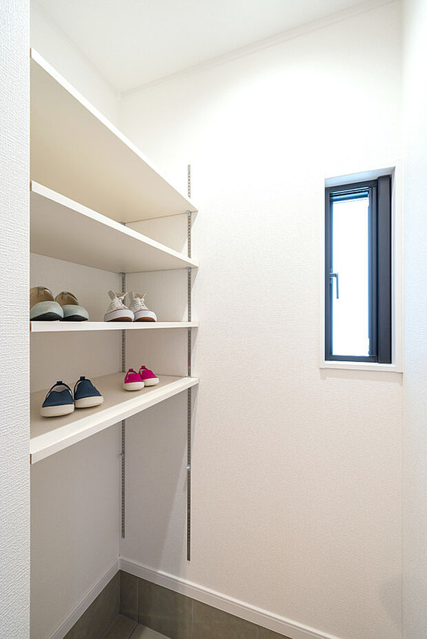 【玄関収納】使う方の用途に合わせて高さ自由に変更できるシューズクローゼット！コンセント設置で電動自転車等の充電にも◎