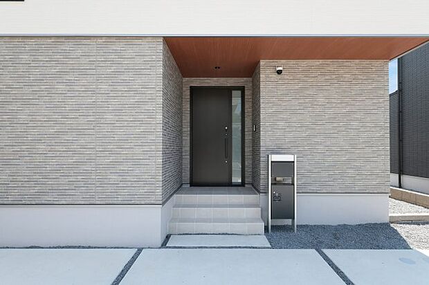 メール便最大サイズ対応ポストと大容量宅配ボックスを標準装備。不在時も受取・押印可能で再配達不要の快適生活。