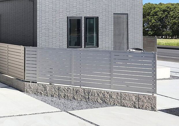 【ブロック・フェンス】質感の良いブロックを使用しています。後から建物回りの外構工事の手間と費用がかかりません。