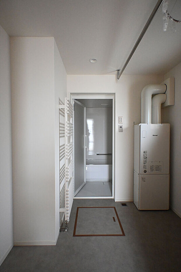 【ユーティリティー（脱衣所）】脱衣場と洗面が別々になっているユーティリティーは、来客時にも隠したいところを隠せ、朝の身支度もスムーズになります。