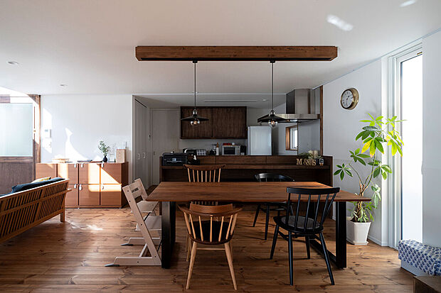 【ダイニング】天井高2224mmはダイニングチェアに座った時に落ち着く高さであり、リビングの開放感をダイナミックに演出します。※写真は同タイプに住むオーナー様宅