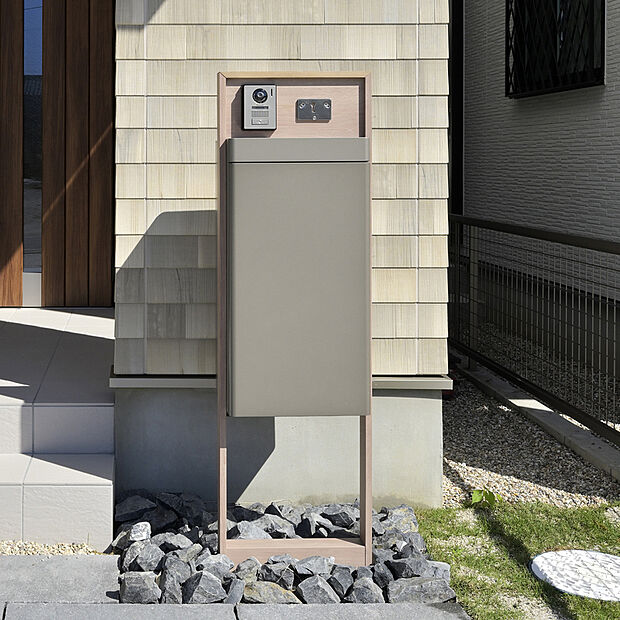 【【宅配ボックス】】外出時も荷物の受け取りが可能な宅配ボックスを標準設置。毎日の暮らしにゆとりをもたらすプラスワン設備です(物件により仕様は異なります)。