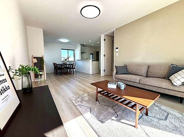 【【B-7棟　LDK】】20.0帖の広々としたLDK。対面式キッチンでご家族の会話が弾みます。キッチンには勝手口が付いているので、買い物帰りの荷物がスムーズに搬入できます。