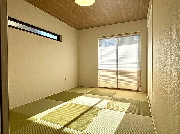 【【B-7棟　和室】】1階に独立したお部屋があるので、お子様のお昼寝や学習スペースとしても使えます。ご友人や親御様を招いた際にもゆったりと過ごしていただけます。