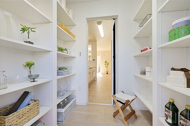 【【パントリー】】
パントリーは全邸標準仕様(形状は各邸異なります)。箱買いした食品のストックや調理家電などを収納でき、いつもキッチンをスッキリとした空間に保てます。