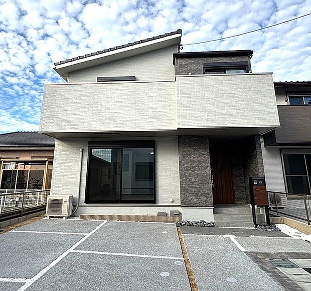 【【D棟 外観】】シックで落ち着いた色合いが魅力的な住まいです。駐車場を3台確保し、セカンドカーの所有や、お車で来客の際もスムーズにご案内できます。