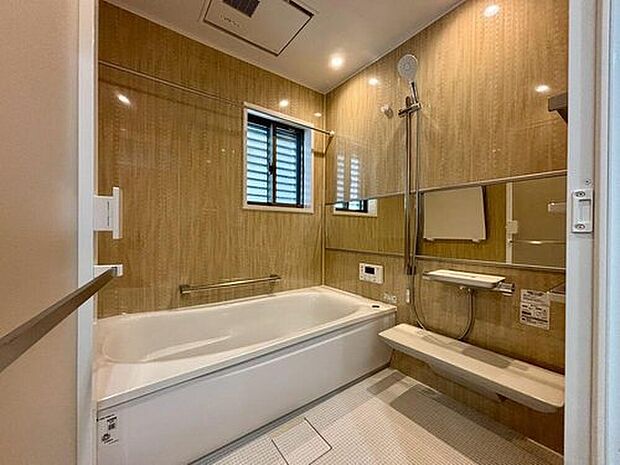 【【C棟 浴室】】一日の疲れを癒してくれる場所なので、快適に過ごしていただくためにゆったりサイズのバスタブを用意しました。是非半身浴をお楽しみください。空気が籠らないように小窓も設置しております。