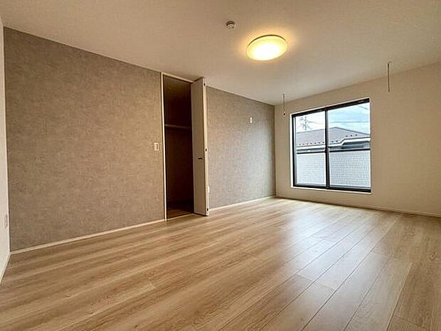 【【C棟 主寝室】】ウォークインクローゼット付きのゆとりある主寝室。ダブルベッドを置くことができる広さです。ゆとりの寛ぎ空間でプライベートタイムをゆったりとお過ごしいただけます。