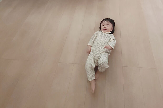 【【ガス温水式床暖房】】部屋全体を足元から暖める「ガス温水式床暖房」。ほこりがたたず空気も乾燥しにくいので健康的で、小さいお子様のいるご家庭にも嬉しい設備です。