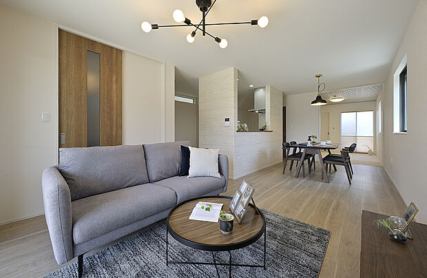 【【LDK同仕様】】室内にいても、たっぷりの陽光と爽やかな風を感じていただける、開放感あふれるリビングです。エアコンを設置しており、いつでも快適な空間でお過ごしいただけます。