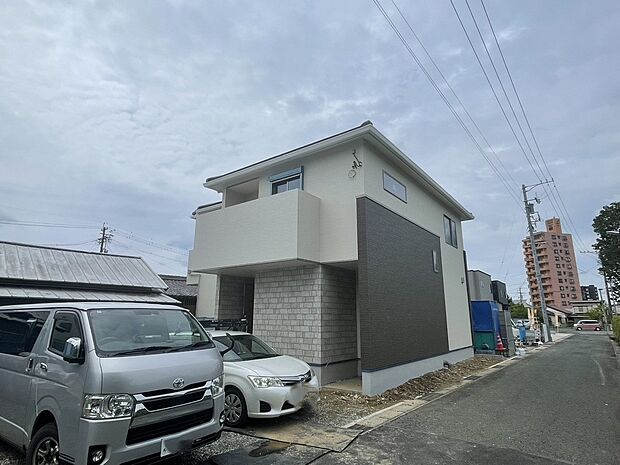 【【B棟 外観】】全体的に落ち着いた雰囲気の外観です。各棟、個性を持たせたデザインの設計にしており、こだわりが詰まっています。