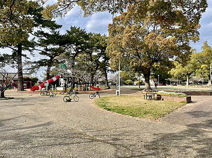桜ヶ丘公園 約150m(徒歩約2分　自転車約1分)