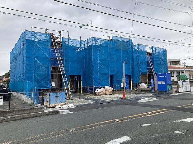 【【前面道路含む現地写真】】現在建築中です。完成に向けて順調に工事が進んでいます。