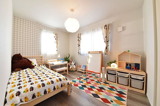 【２F　洋室】子供部屋をイメージしたレイアウトの洋室、角地ならではの陽当りの良さと、開放的な眺望が特徴です。