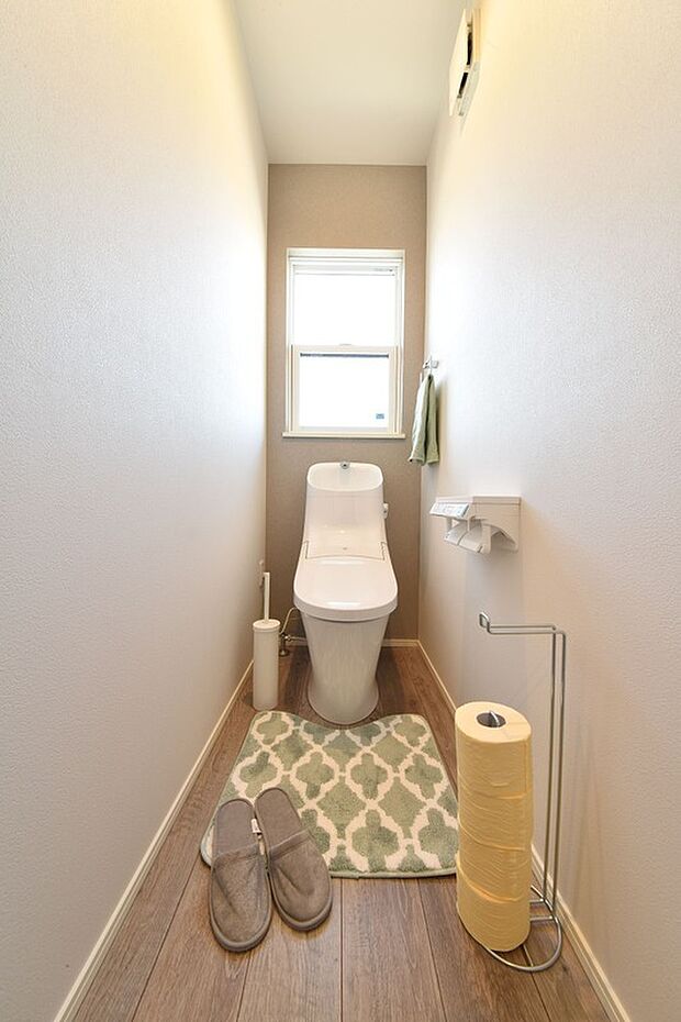 【トイレ】フチレス形状の便器ですのでお掃除も楽々、便座リフトアップ機能搭載なので臭いの元もカットできます。