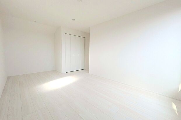 【居室】各居室、十分な広さになっておりますので、子供部屋や書斎、優雅に洋服収納庫にもお使いいただけますね！